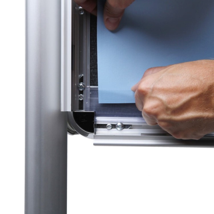 Stojak informacyjny OVAL z trzema tablicami zatrzaskowymi A0 do użytku zewnętrznego