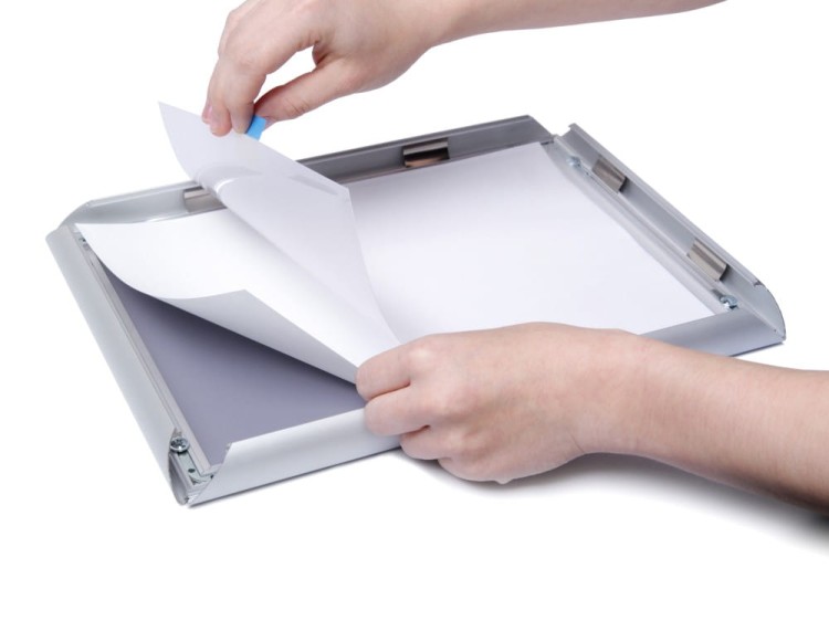 Ramka zatrzaskowa KRAST A5 (14,8 x 21,0 cm) aluminiowa srebrna rama ramka plakatowa OWZ ścienna na plakat na zdjęcia - profil 25mm, prosty narożnik