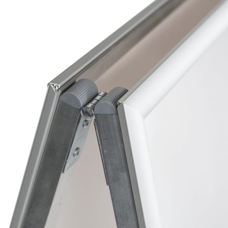 Potykacz reklamowy B1 OWZ Economy - srebrny potykacz reklamowy z zatrzaskową ramą OWZ i plecami z polistyrenu