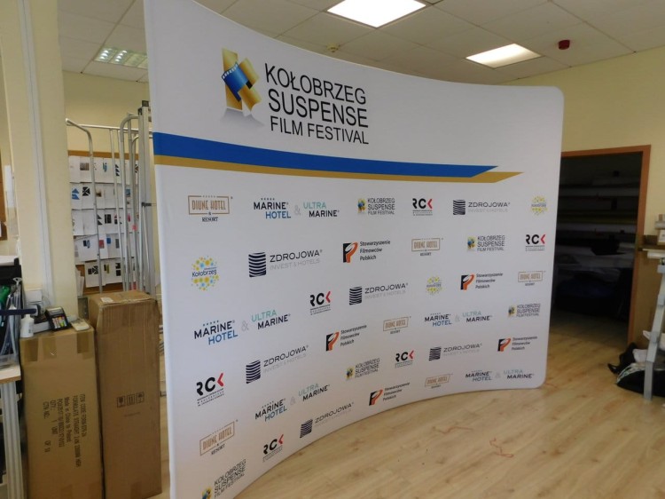 Zakupiona w sklepie Retio.pl ścianka łukowa - Ścianka Reklamowa Tekstylna Łukowa Pozioma 300 x 240 cm - ścianka wystawiennicza targowa prasowa