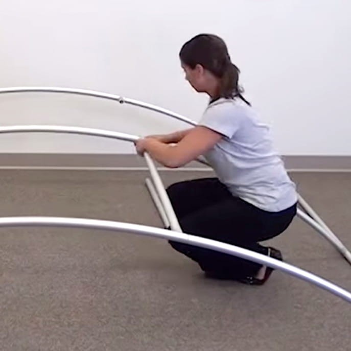 Montaż z widokiem na konstrukcję ścianki - Ścianka Reklamowa Tekstylna Łukowa Pozioma 300 x 240 cm - ścianka wystawiennicza targowa prasowa