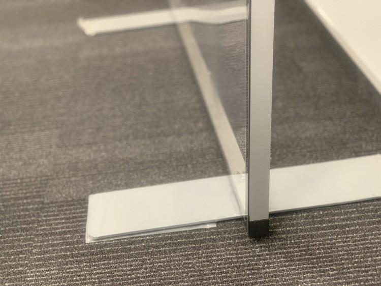 Zbliżenie - Szyba ochronna podłogowa stojąca przegroda stojak stand PET jak pleksi antywirusowa osłona z PET jak plexi wysoka stojąca do postawienia na ziemi 100 x 200 cm