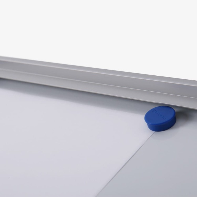 Możliwość stosowania magnesów - Gablota magnetyczna XS 2xA4 44x31 cm z certyfikatem trudnopalności B1 zamykana na kluczyk do użytku wewnętrznego gablota wewnętrzna gablota ogłoszeniowa gablota informacyjna tablica ogłoszeń tablica informacyjna ogniotrwała