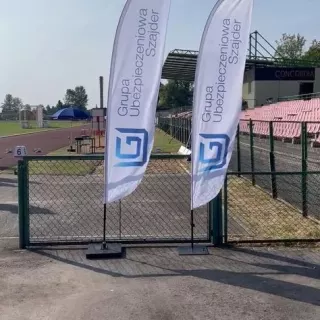 Smukła i dynamiczna flaga Winder Feather o wysokości 2,45 metra – doskonała do eventów, przed sklepem, na targach i stoiskach plenerowych. Dzięki aerodynamiczne