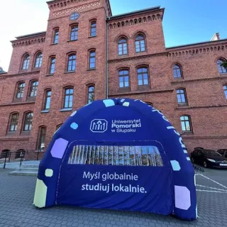Nadmuchiwany namiot reklamowy to idealna forma promocji Twojej firmy lub marki, która szybko utrwala się w pamięci przechodniów oraz ze względu na swoją wielkoś