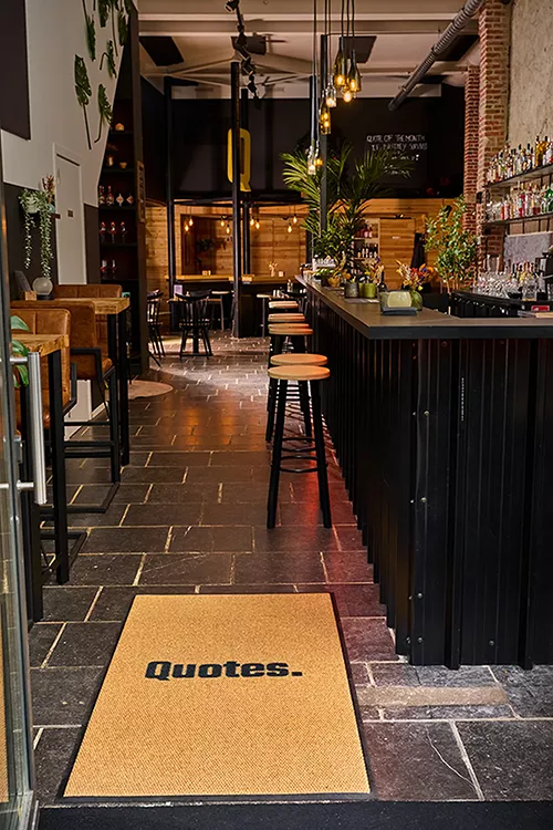 Felpudo con logo, alfombra Universal Guard Brush