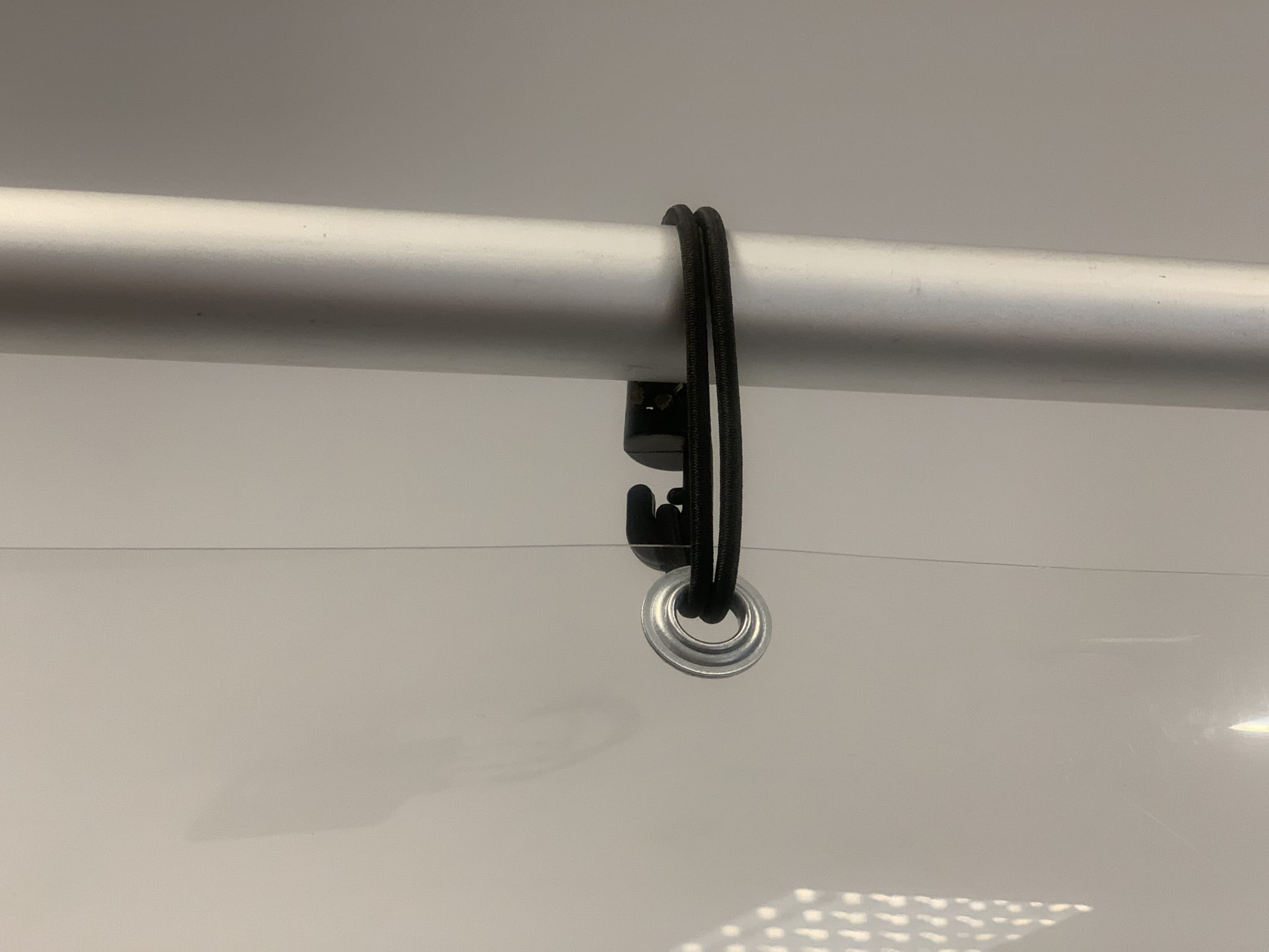 Primer plano del método de montaje de la protección PET