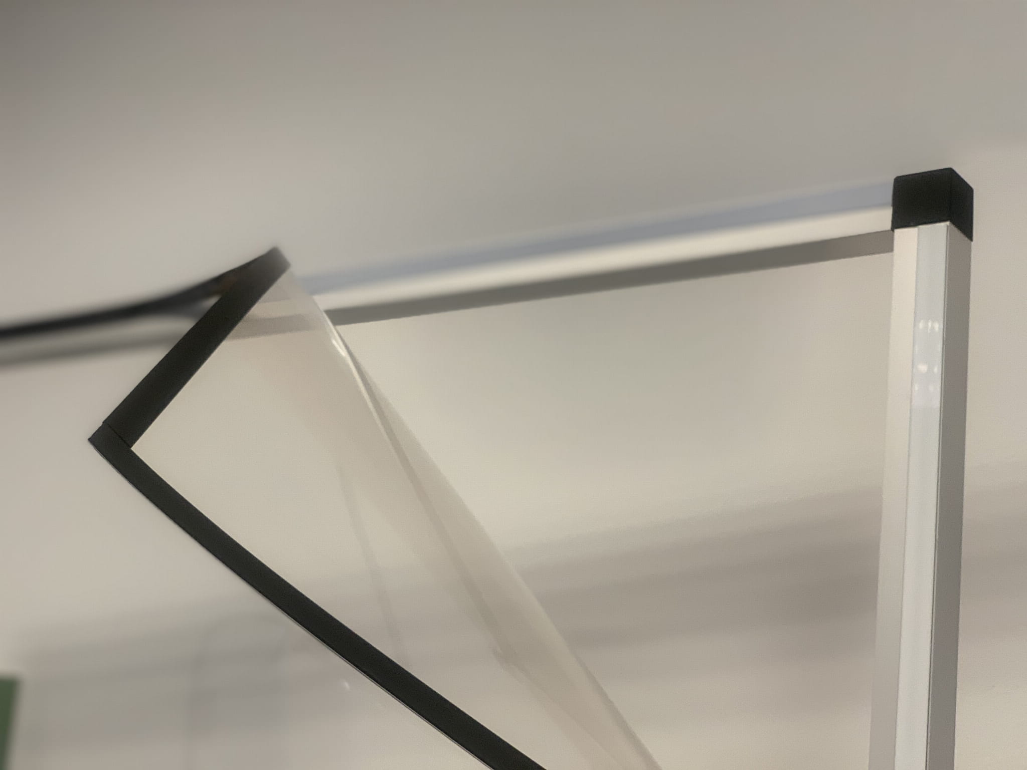 Detalle de las cintas magnéticas y método de montaje del material protector