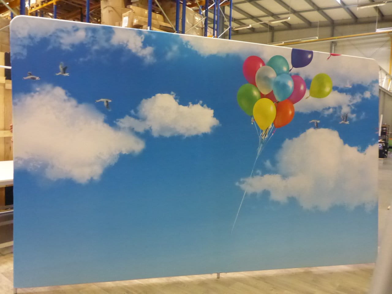 Pared publicitaria comprada en la tienda Retio.pl con gráfica publicitaria